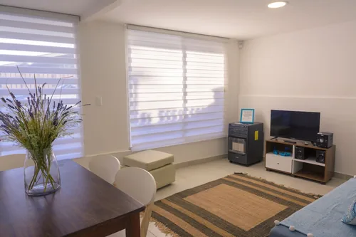 Comedor del Departamento 1 junto a la ventana