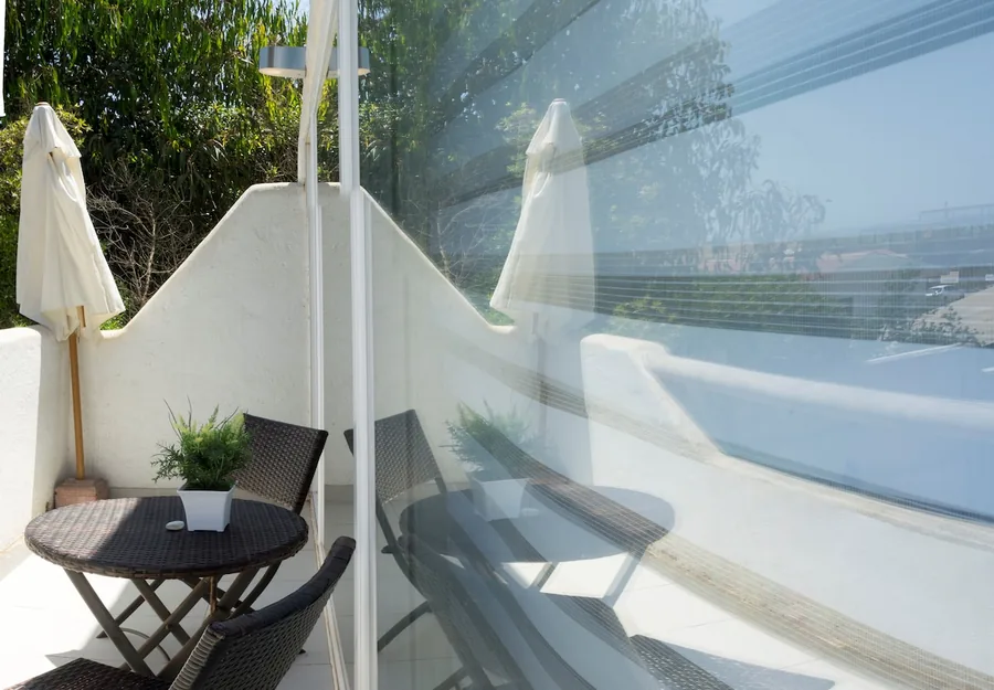 Terraza privada del Departamento 4 con mesa y sillas